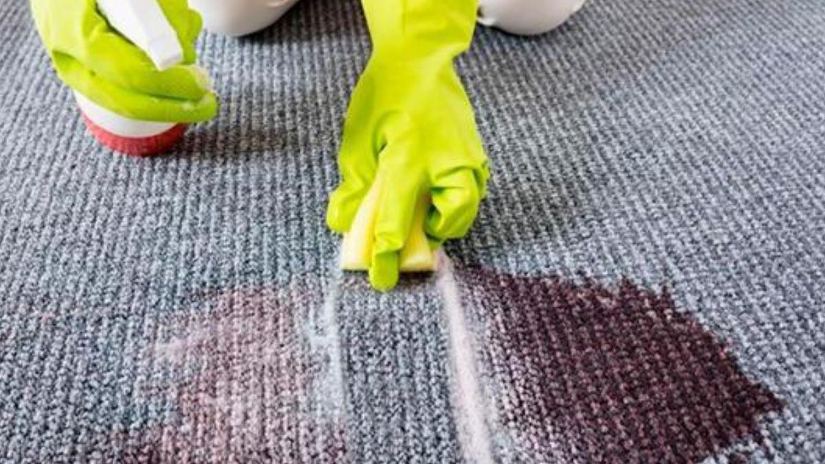 Adiós a los olores en casa el truco del bicarbonato en la alfombra que acaba con ellos