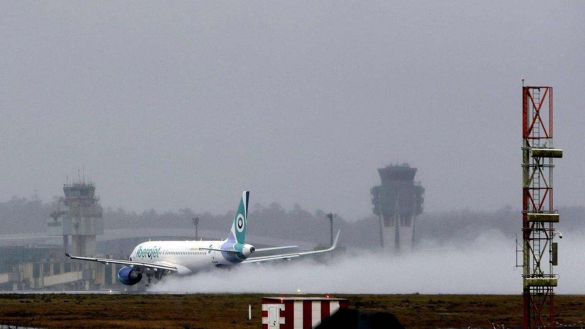 Un avión de toma tierra en Lavacolla, aeropuerto que sufrió ayer el desvío de tres vuelos