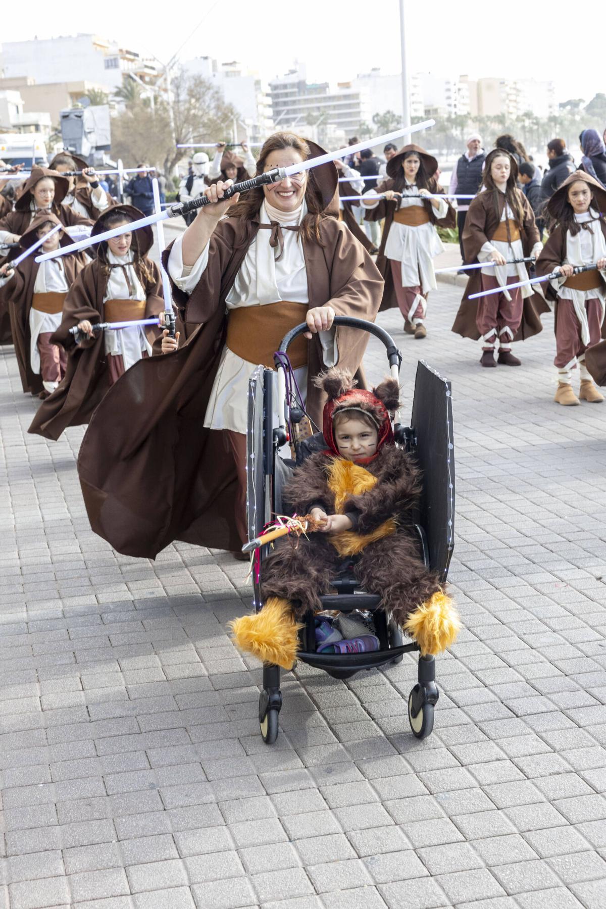 La Rua de El Arenal-Playa de Palma ha contado con variedad de comparsas con mucha inspiración y color. La Rua de El Arenal-Playa de Palma ha contado con variedad de comparsas con mucha inspiración y color.
