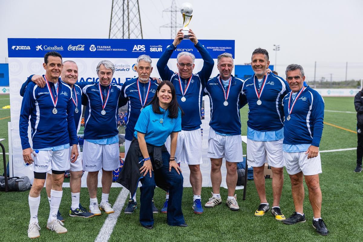 Los jugadores del Aran's WF celebran el tercer puesto.