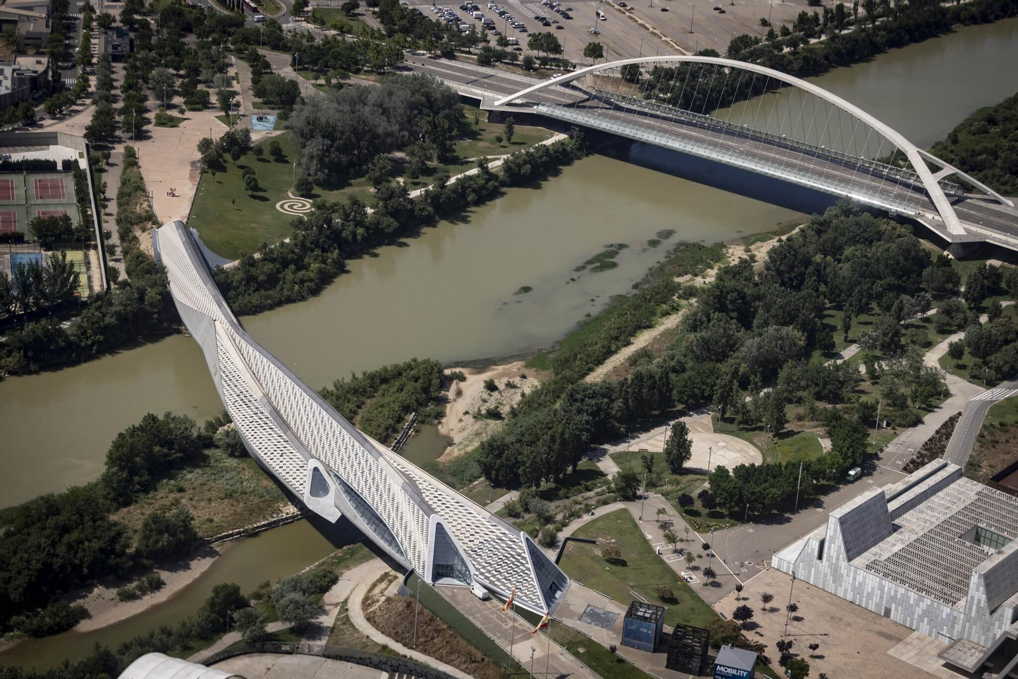 Así se ve Zaragoza desde el helicóptero de la Unidad Aérea de la Policía