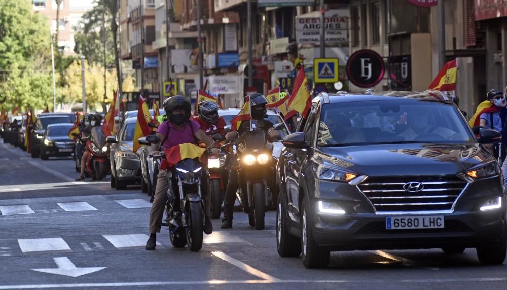 Un millar de coches protestan contra el Gobierno en la manifestación de Vox