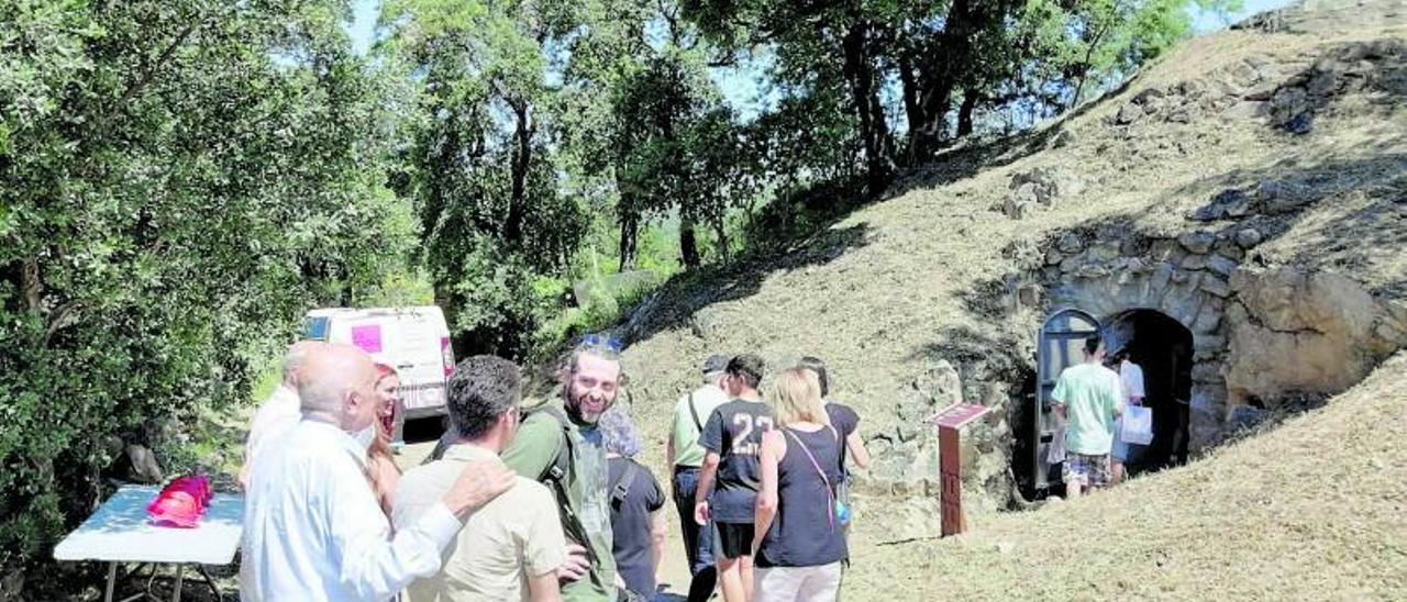 Un grup de convidats a l’acte de presentació de la ruta accedint a l’interior d’un dels búnquers que han estat recuperats. | AJUNTAMENT DE LA JONQUERA