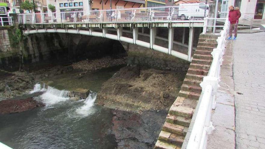 El ocle y los sedimentos acumulados junto al puente de Llanes.