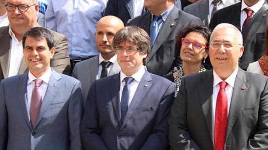 Puigdemont, amb l&#039;alcalde d&#039;Igualada, Marc Castells, i el rector de la Universitat de Lleida, Roberto Fernández.