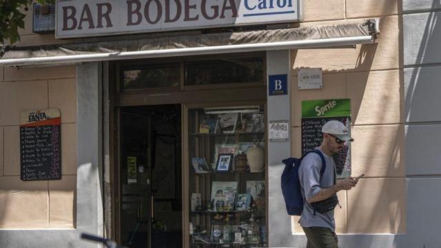 El rètol de la discòrdia al bar celler Carol, al barri del Clot. | MANU MITRU