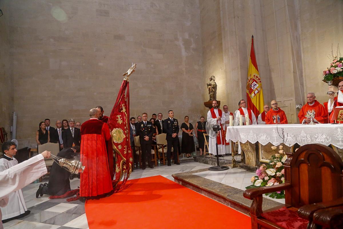 Ceremonia religiosa en la que se muestra cómo la señera se inclina solo ante Dios y el Rey.