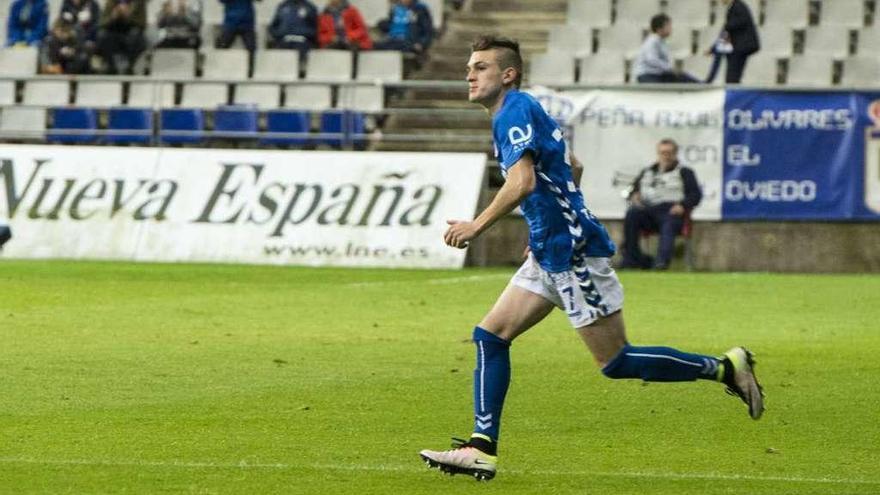 Viti sale al Tartiere el día de su debut en un encuentro oficial con el primer equipo del Oviedo.