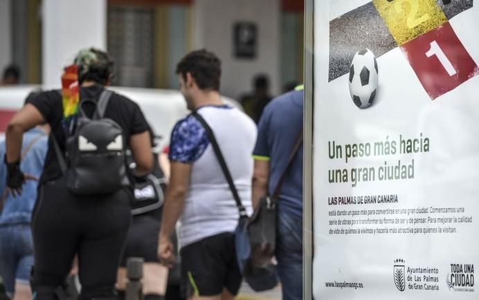 LAS PALMAS DE GRAN CANARIA A 24/06/2017. Este 2017 el lema del orgullo está vinculado a la demanda de la Ley de Igualdad LGTBI que combata los flecos pendientes para la igualdad legal y real. La manifestación discurrió por la avenida de Mesa y López hasta Santa Catalina. FOTO: J.PÉREZ CURBELO