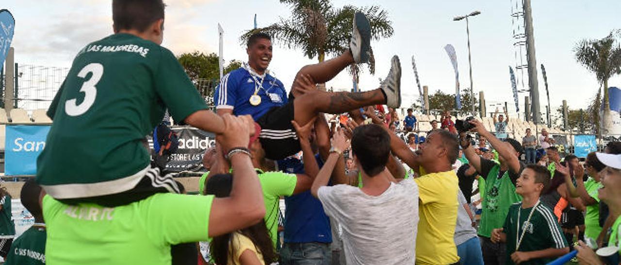 Miguel Santana es &#039;manteado&#039; tras la entrega de trofeos.