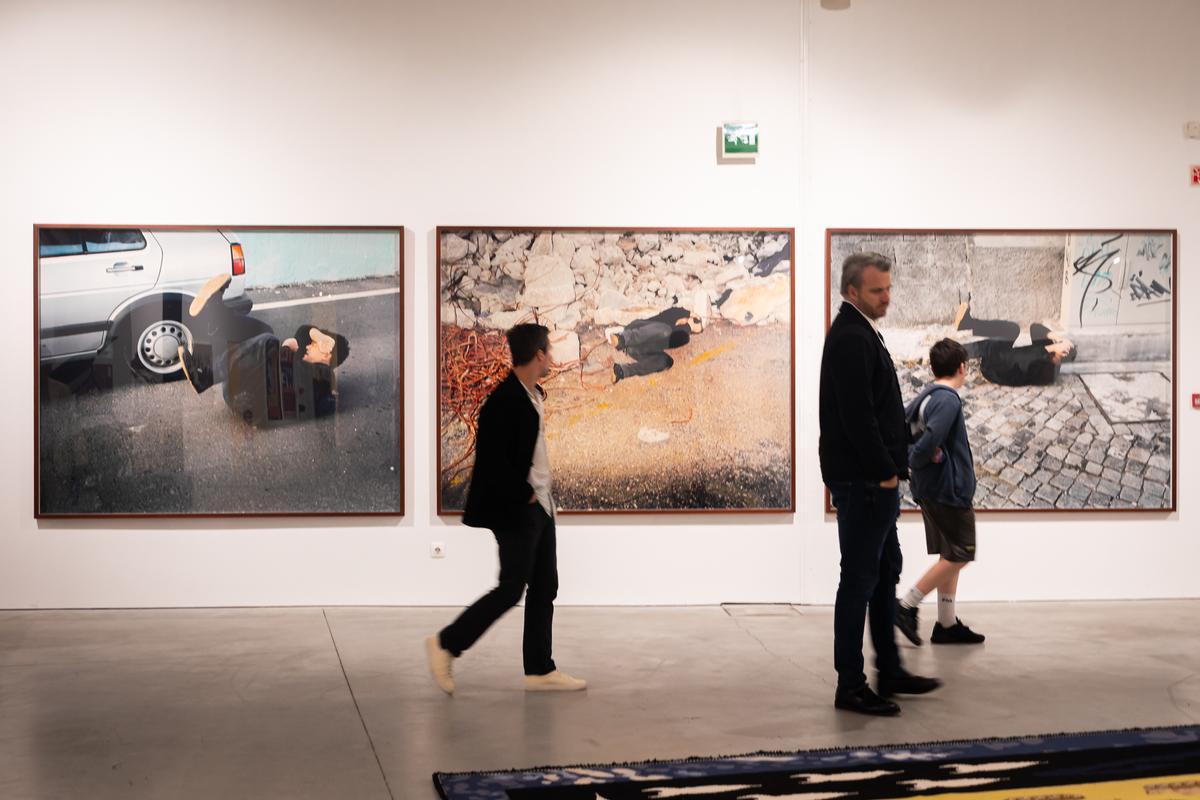 Algunas de las obras expuestas en el Centro de Arte Oliva, en Madeira, y visitantes. Algunas de las obras expuestas en el Centro de Arte Oliva, en Madeira, y visitantes.