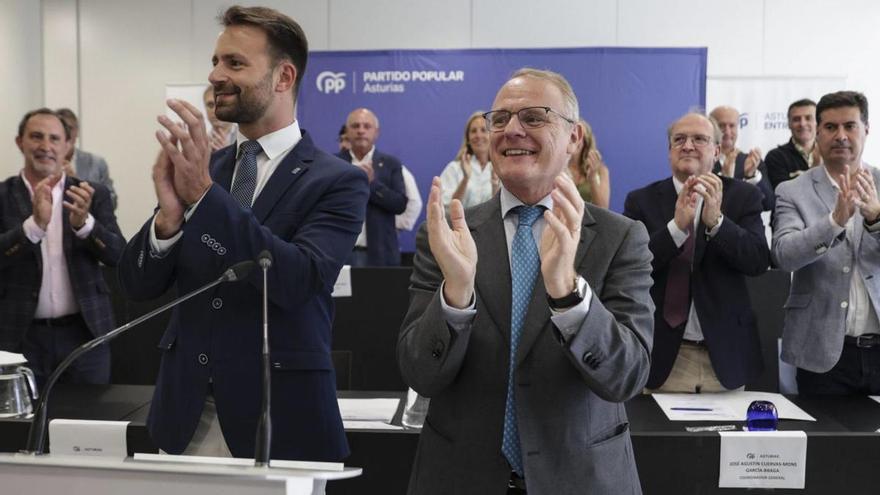 Diego Canga y el secretario general del PP asturiano, Álvaro Queipo, aplauden al inicio de la junta directiva regional del partido . | Irma Collín