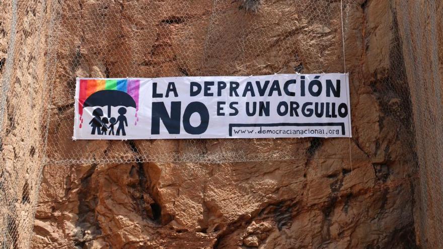 Cuelgan una pancarta contra el Orgullo en la Vía Verde