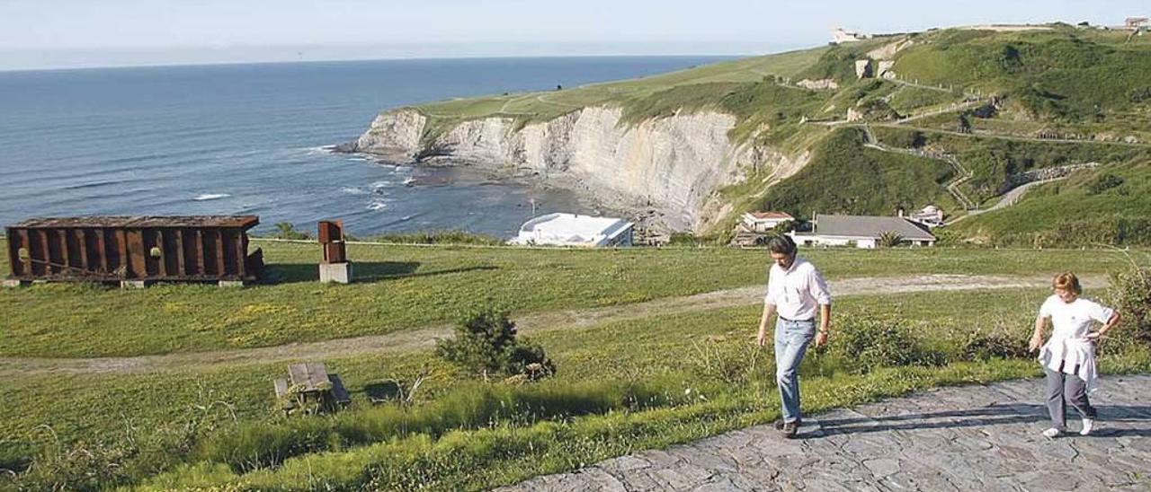 Paseo que lleva el nombre de Rubio Camín en Gijón, con la pieza que hizo a partir del pecio del &quot;Castillo de Salas&quot;.