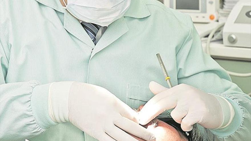 Condenan a un protésico dental por intrusismo