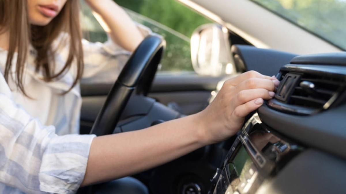 Una persona poniendo el aire de su coche.