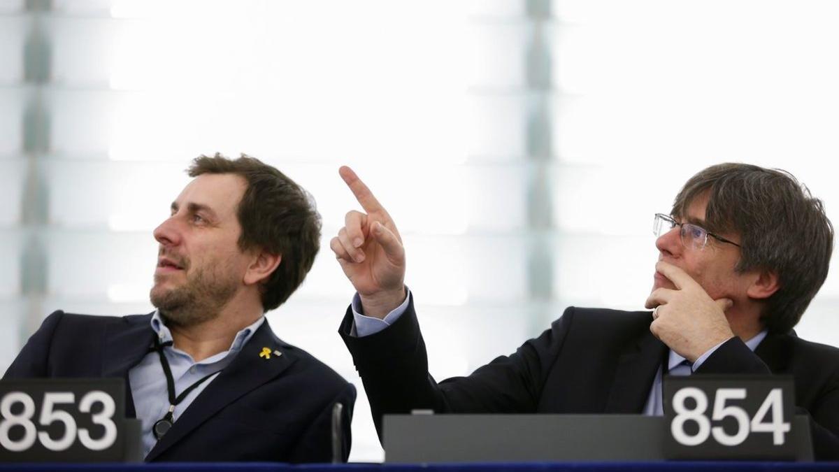 Toni Comín y Carles Puigdemont, en sus escaños del Parlamento Europeo.