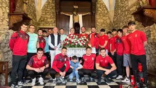 El Siero agradece su ascenso con una ofrenda floral en la Capilla de Santa Ana