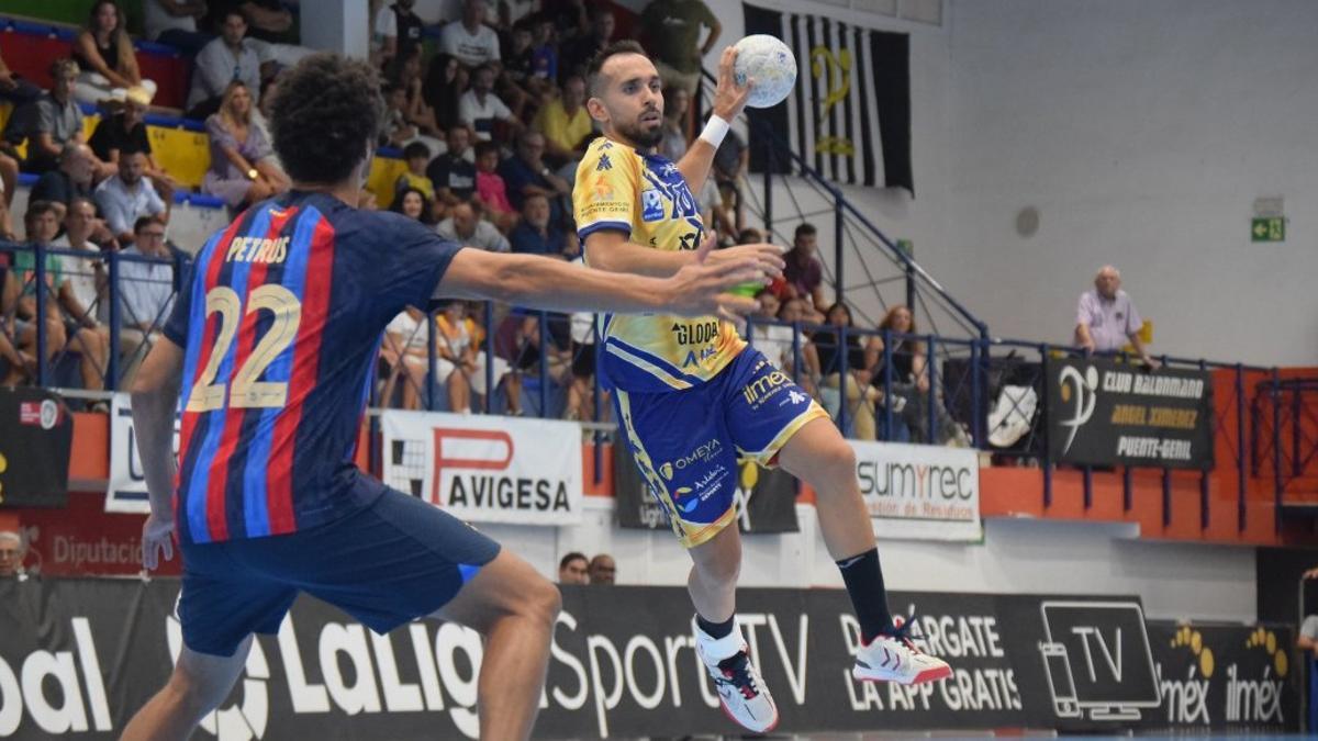José Cuenca busca un pase en el encuentro contra el Barcelona.