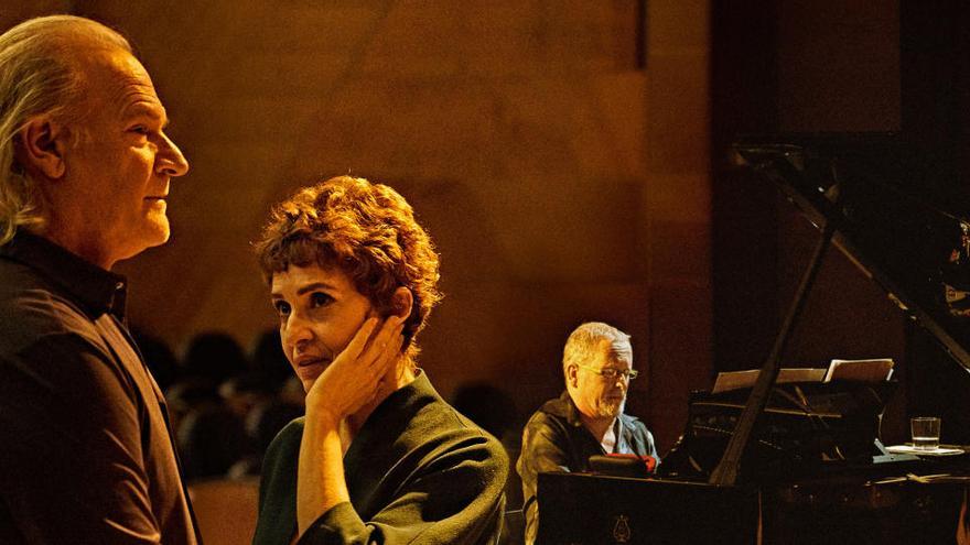 Lluís Homar i Adriana Ozores recitant part de l&#039;obra de San Juan de la Cruz amb el pianista Emili Burgalla de fons