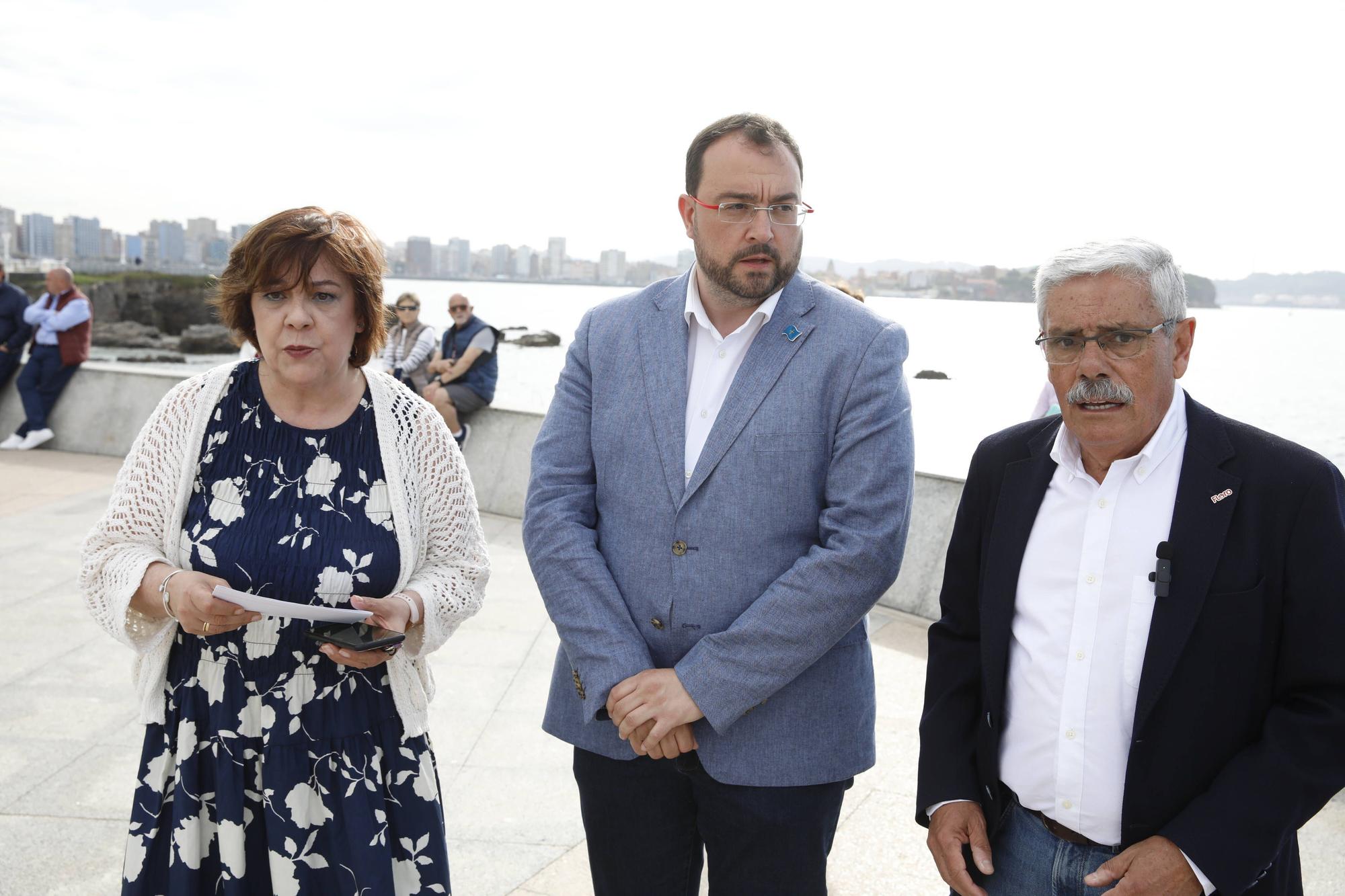 EN IMÁGENES:  Así fue el homenaje a los exiliados por la Guerra Civil y la posterior represión franquista organizado por los socialistas de Gijón junto a la estatua de "La Madre del Emigrante"