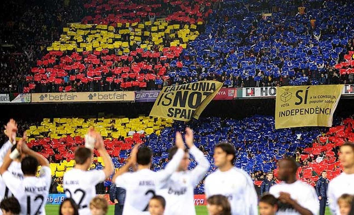 Reivindicacions polítiques. Pancartes a favor de la independència al Camp Nou. 29 de novembre del 2009.