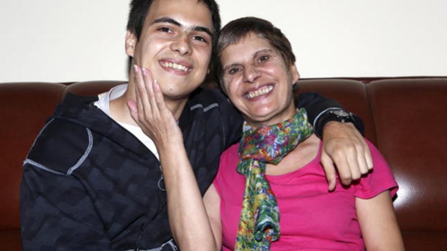 José Antonio Rodríguez, con su madre, Milagros Rodríguez // R. Grobas