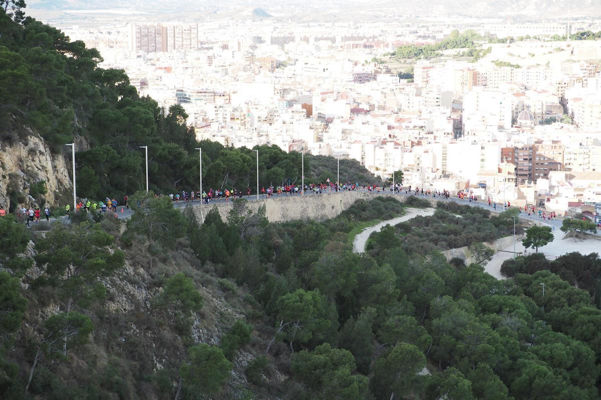 Además de épica, La Carrera de los Castillos de Alicante busca ser una fiesta deportiva de la ciudad.