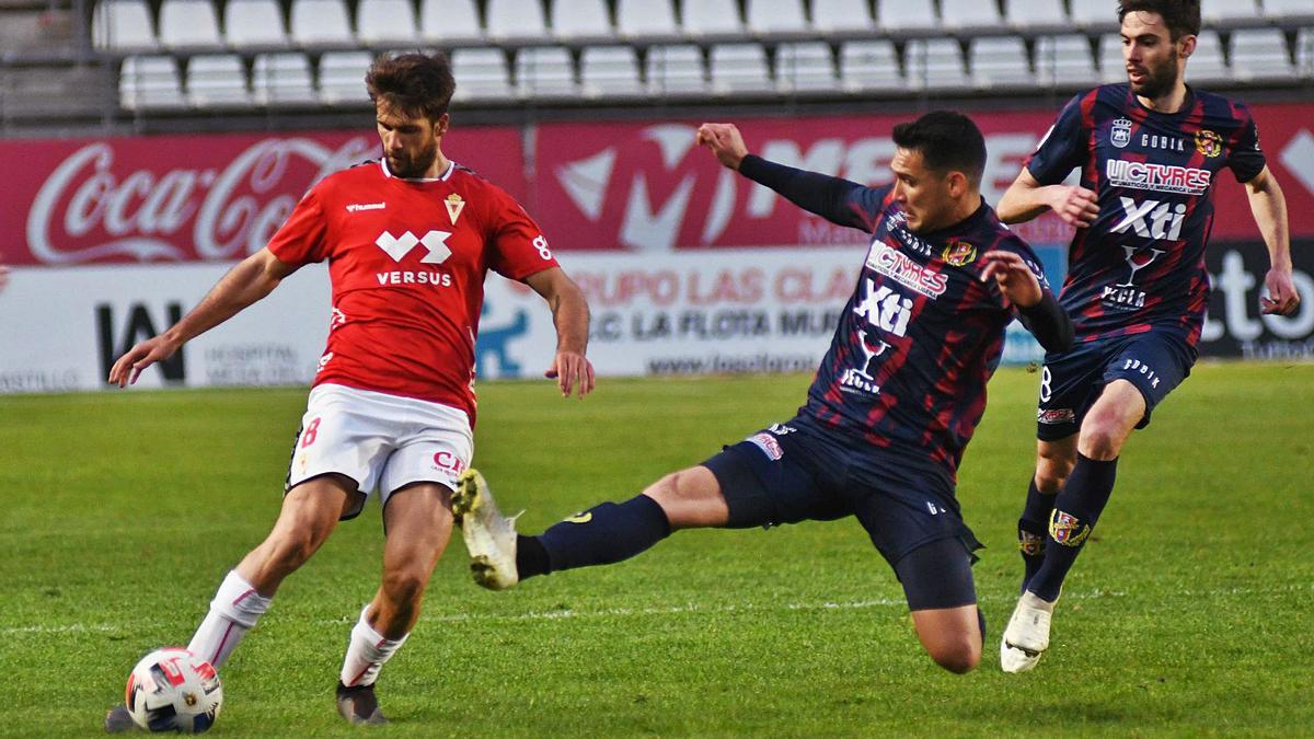 Abenza es presionado por Marcos durante el partido que enfrentó al Real Murcia contra el Yeclano Deportivo.