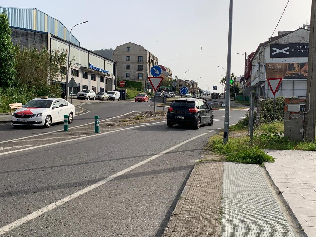 Rotonda de acceso a la AP-9 en la que se pide completar las aceras.
