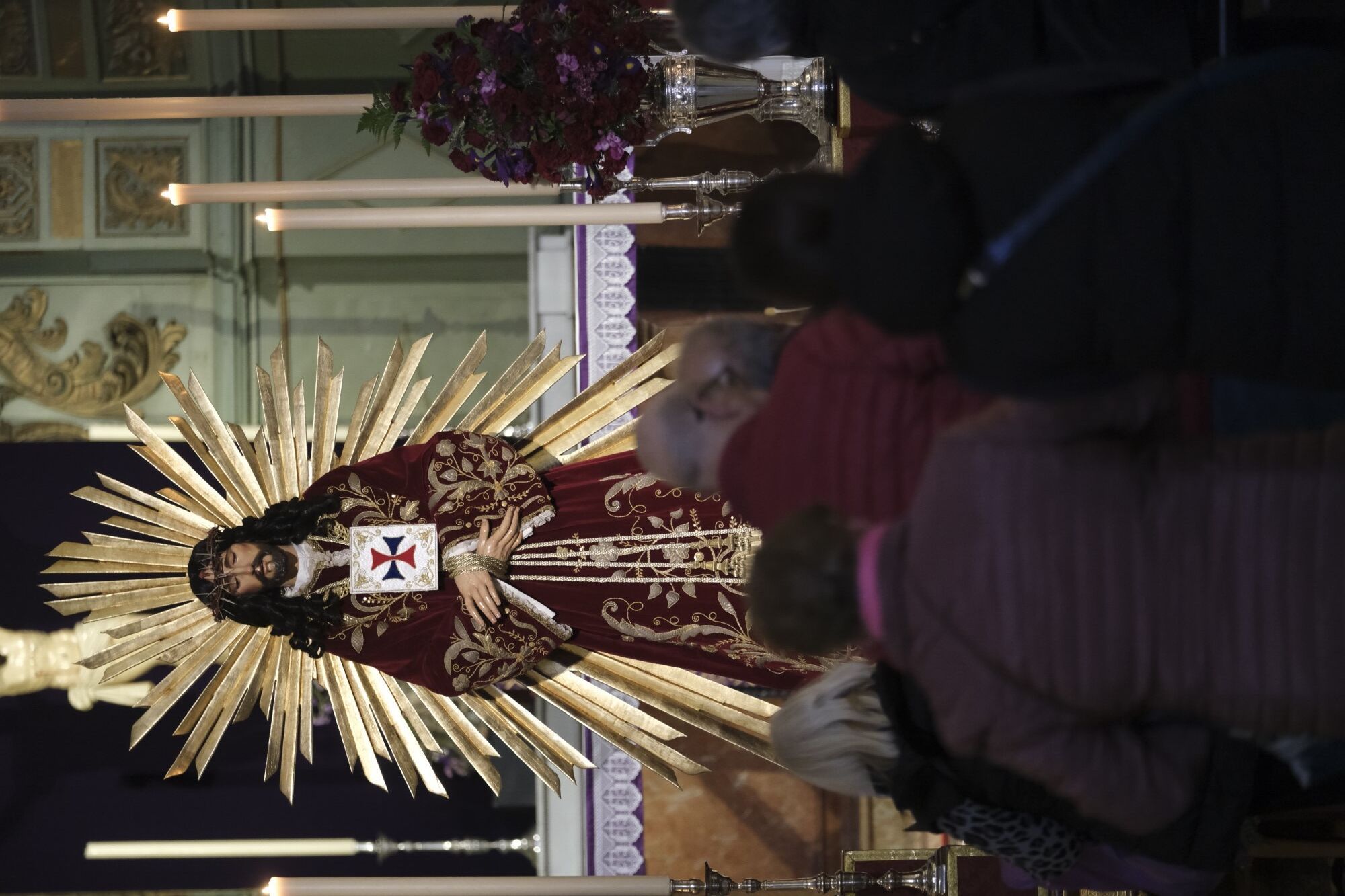 Colas para venerar al Cristo de Medinaceli en la iglesia de Santiago