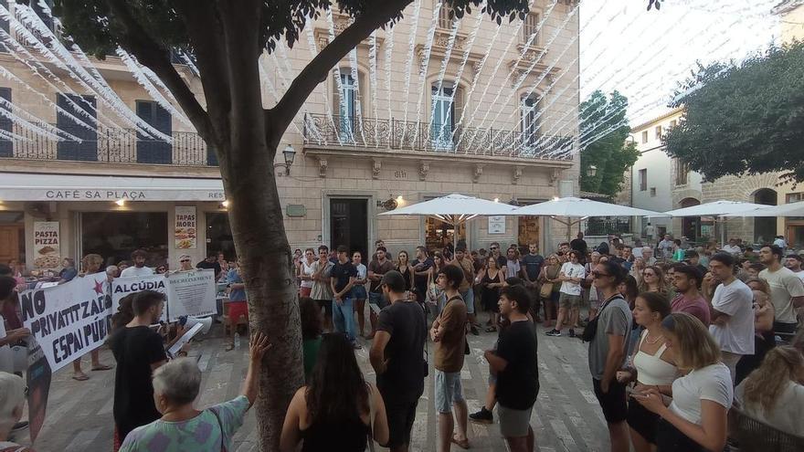 Medio centenar de vecinos protestan contra la saturación turística en el punto más masificado de Alcúdia