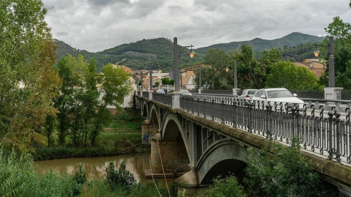 Pont d'entrada a Sant Vicenç, l'únic accés que té el poble des de la C-55