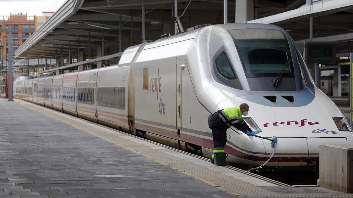 Un tren AVE en la estación de Valencia.