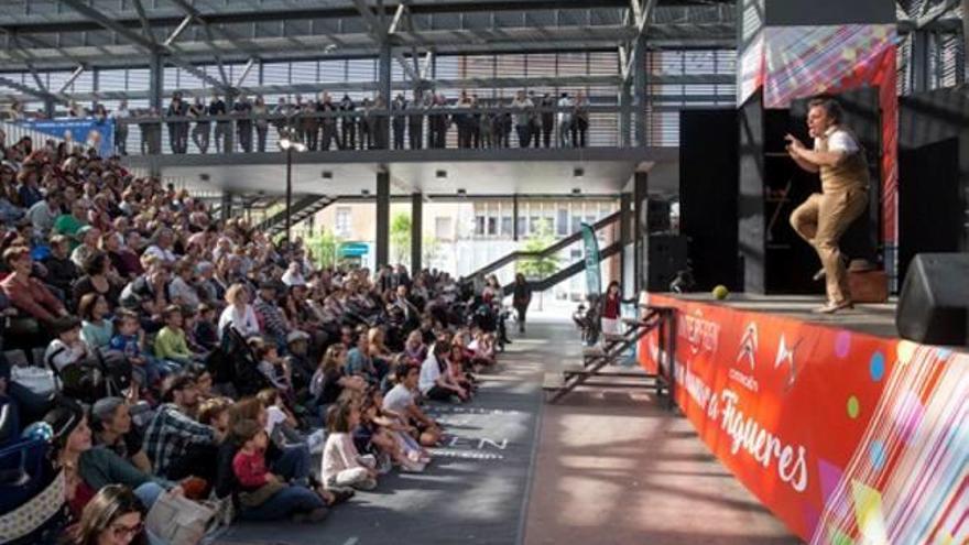 Els espectacles gratuïts al carrer van aplegar tot tipus de públic.