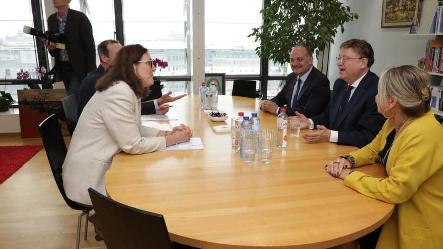 Ximo Puig, Joan Calabuig e Inmaculada Rodríguez Piñero ayer en Bruselas con la comisaria de Comercio, Cecilia Malström.