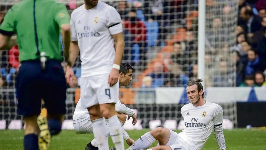 Cristiano atiene a Bale, lesionado y en el suelo.