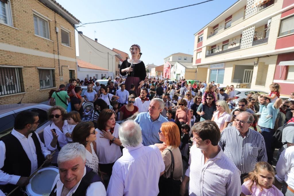 Los cabezudos recorren las calles de Garrapinillos