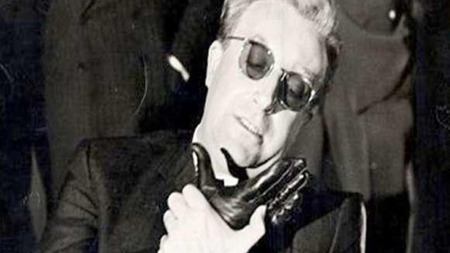 Fotograma de la extraña mano del Dr. Strangelove, en &quot;¿Teléfono rojo?, volamos hacia Moscú&quot;.