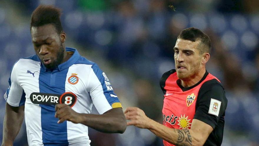 Caicedo pelea un balón con el defensa del Almería Vélez.