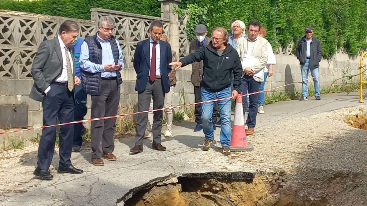 Por la izquierda, Canteli, Ruiz Latierro y Cuesta, junto a los vecinos. | LNE