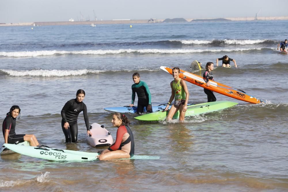 Jóvenes de salvamento en la playa