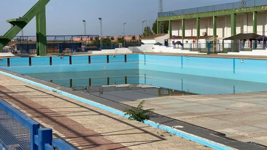 En el aire la apertura de la piscina municipal para este verano - El  Periódico Extremadura