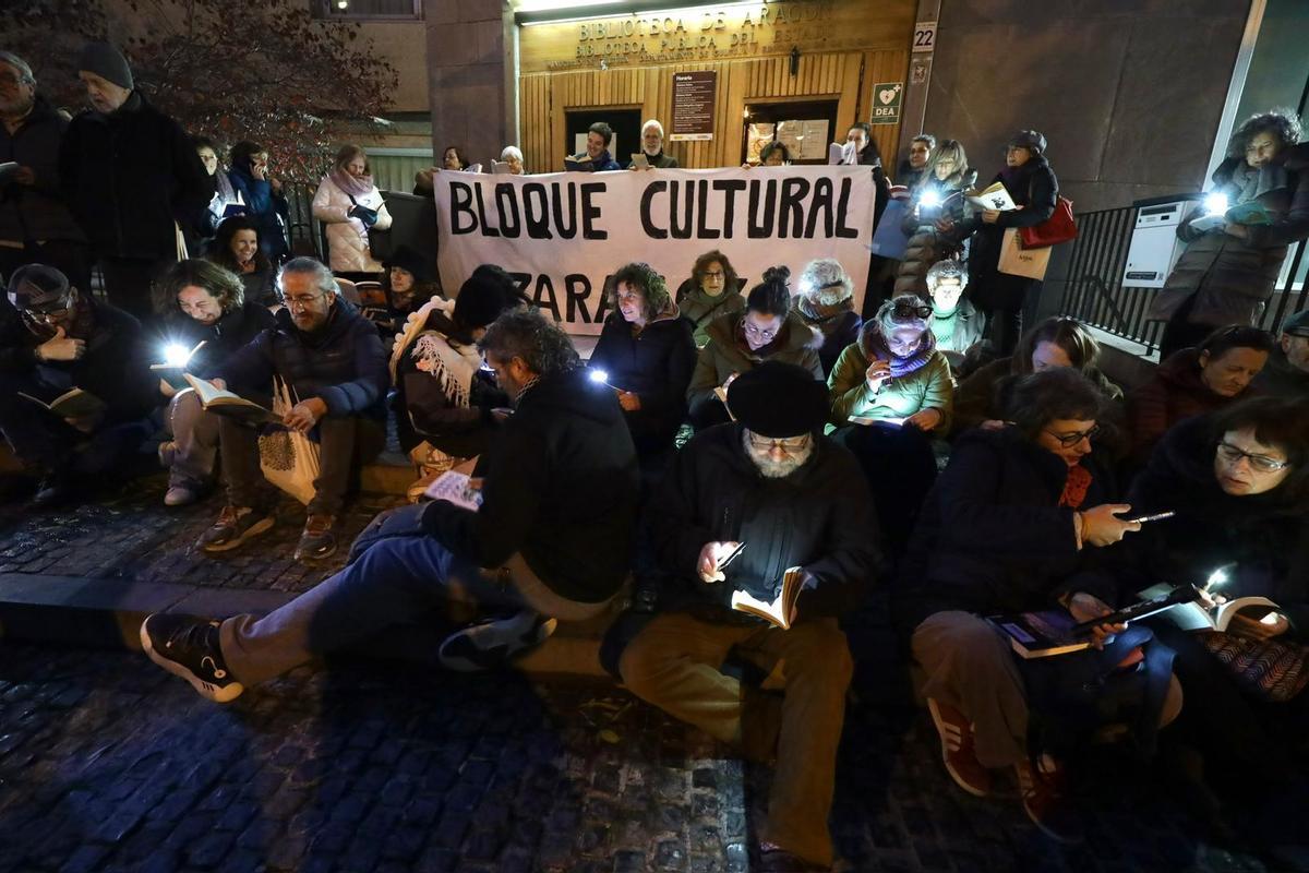 En imágenes | Decenas de personas se manifiestan contra los recortes en la Biblioteca de Aragón en Zaragoza