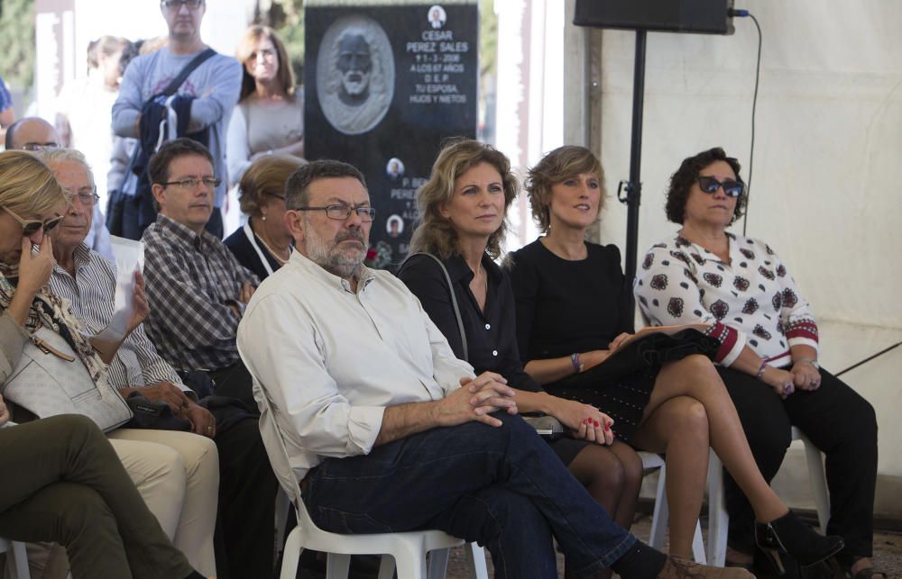 Homenaje a los difuntos en el cementerio de Castelló