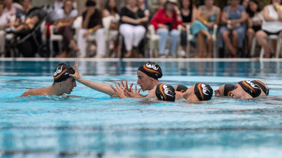 El equipo de natación artística presenta su rutina para el mundial de Singapur.