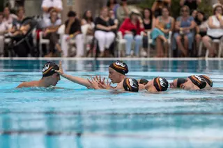 El equipo de natación artística presenta su rutina para el mundial de Singapur