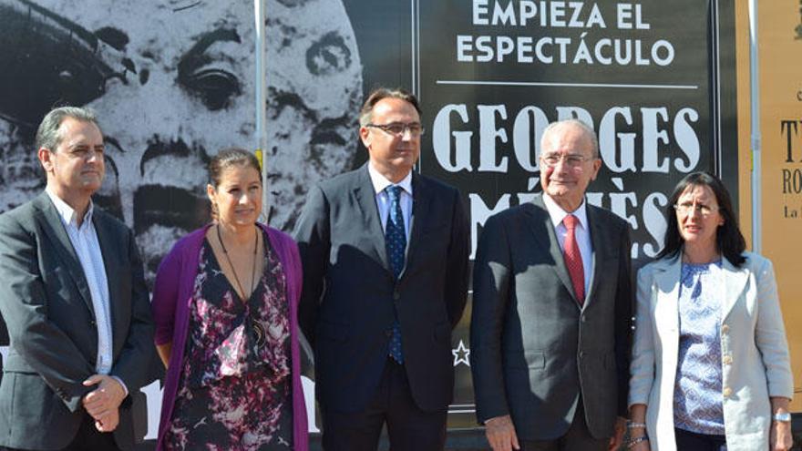 Un momento de la inauguración de la exposición, a la que ha asistido el alcalde de Málaga.