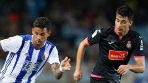 Marc Roca (derecha), junto Willian José, en el partido del Espanyol contra la Real Sociedad.