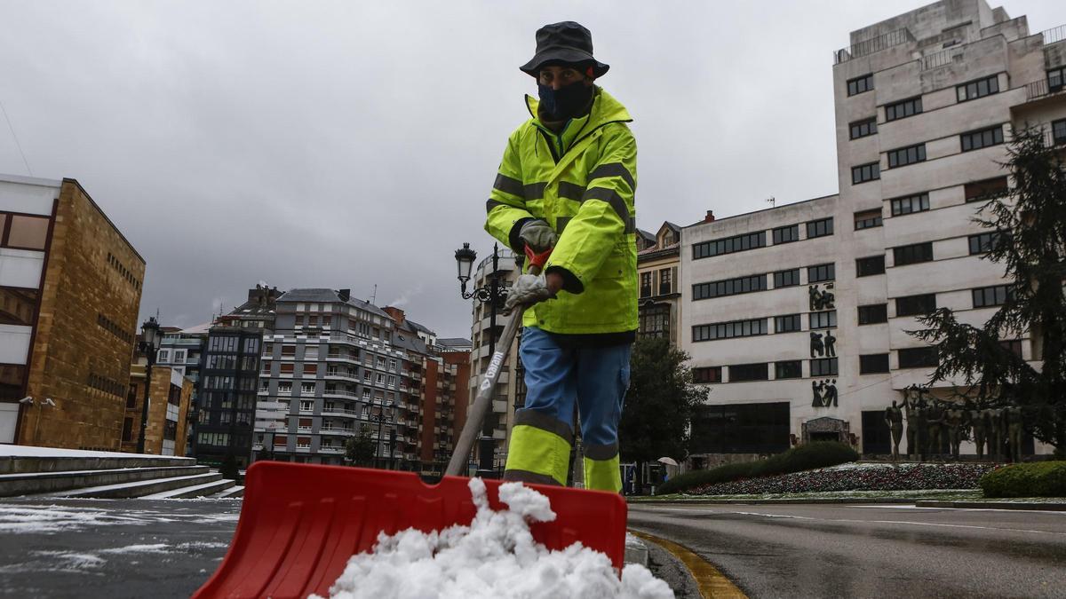 Oviedo amanece cubierta por un manto blanco tras la llegada de la borrasca "Filomena"